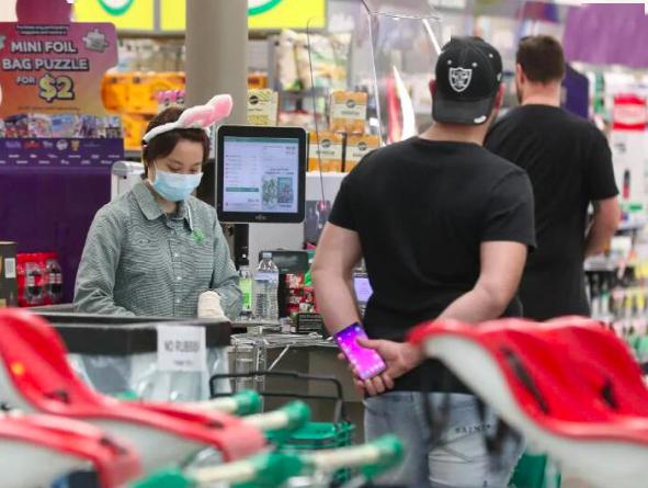 排长龙等待结账!超市购物成为“消遣活动”?