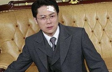 抗生素■后靠抗生素维持生活，今45岁单身却有4个孩子他因一剧而大火