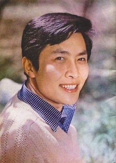 1990年除夕，唐国强前妻自杀，却被爆出轨小12岁