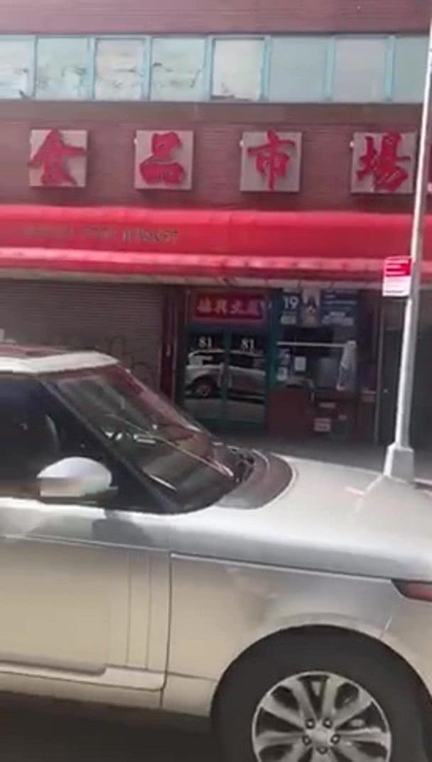 港媒曝叶玉卿同老公美国躲疫情，全家出动沿街