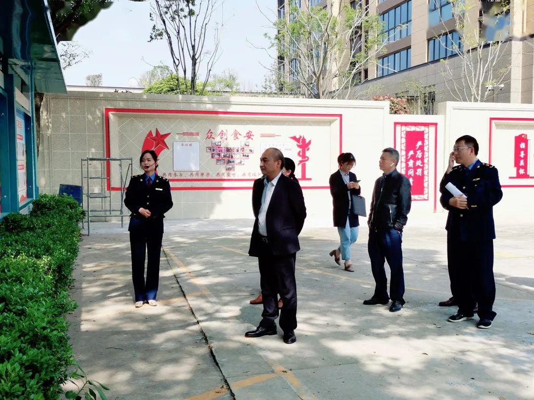 温岭市市场监管局党委委员金敏,泽国镇副镇长赵信军等陪同调研.