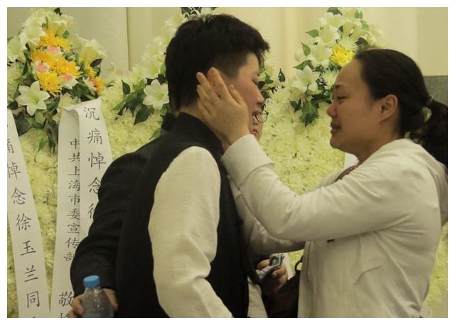 她是徐玉兰的学生,曾在老师追悼会泣不成声,如今36岁活成这样