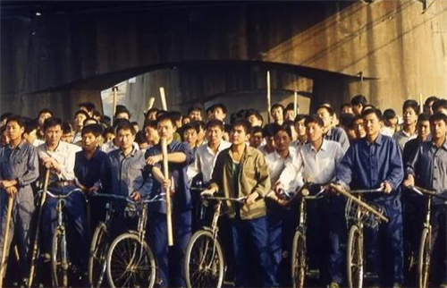 1983年中国首次严打: 唐山菜刀队50余人被枪决, 他们到底做了什么