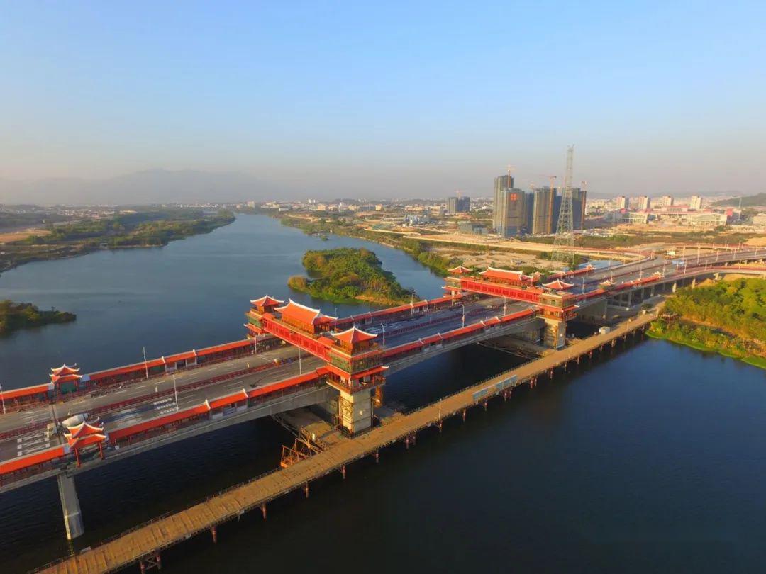 凌空俯瞰金峰大桥,红色的廊亭,楼阁十分醒目的横跨在九龙江西溪上