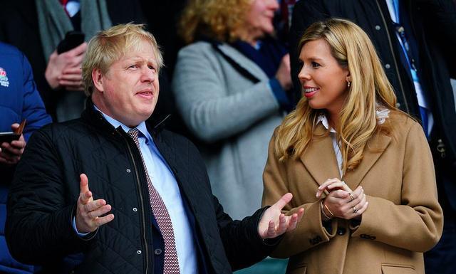 『凯莉』首相乐翻天英首相怀孕未婚妻太会哄他开心！送上腹中宝宝B超图
