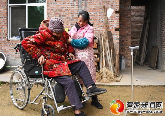 如何照顾老人坐轮椅 49c035ee647541de96292565f81930ce.jpeg
