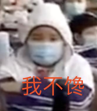 一半吃，一半戴口罩看！这段小学生错峰吃饭视频火了！阜阳情况如何？