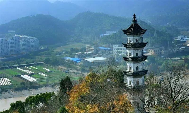 巾山塔群位于浙江临海市区东南隅的巾山之间,该山高百余米,三面临街