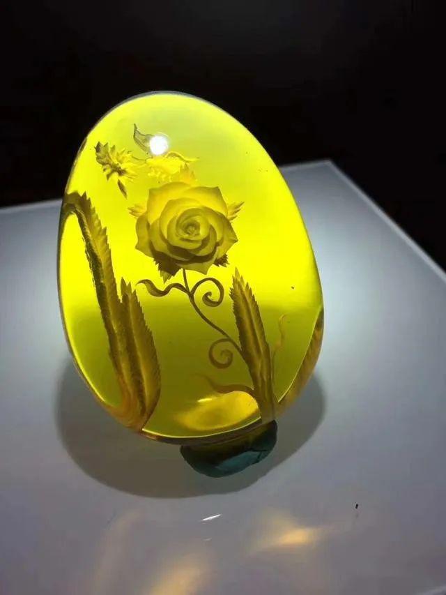把琥珀做成阴雕之后,展现出空灵之美,看到无不膜拜