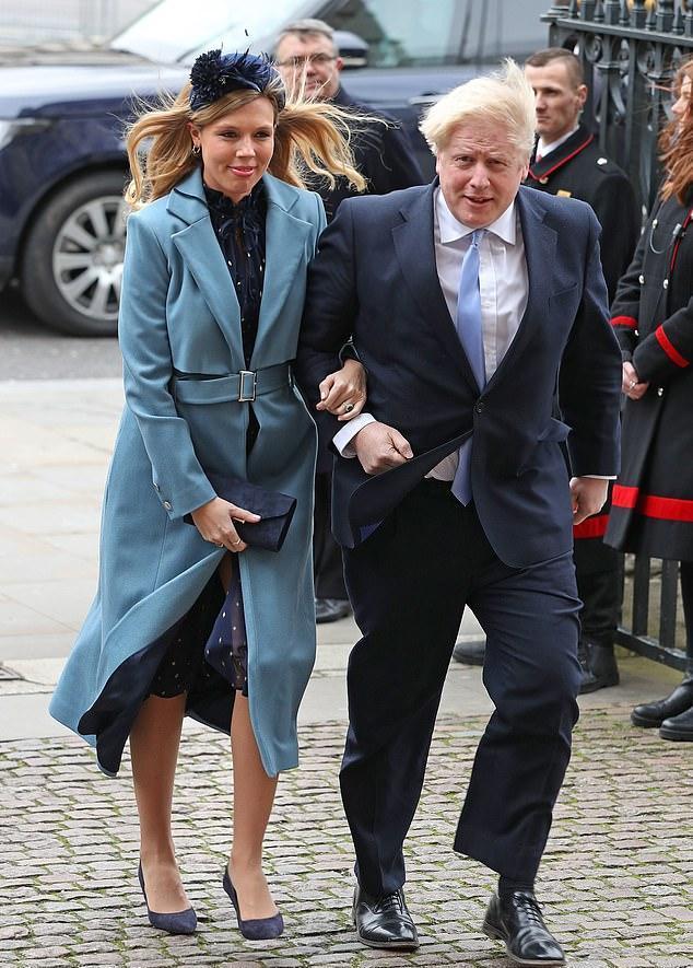 『凯莉』首相乐翻天英首相怀孕未婚妻太会哄他开心！送上腹中宝宝B超图