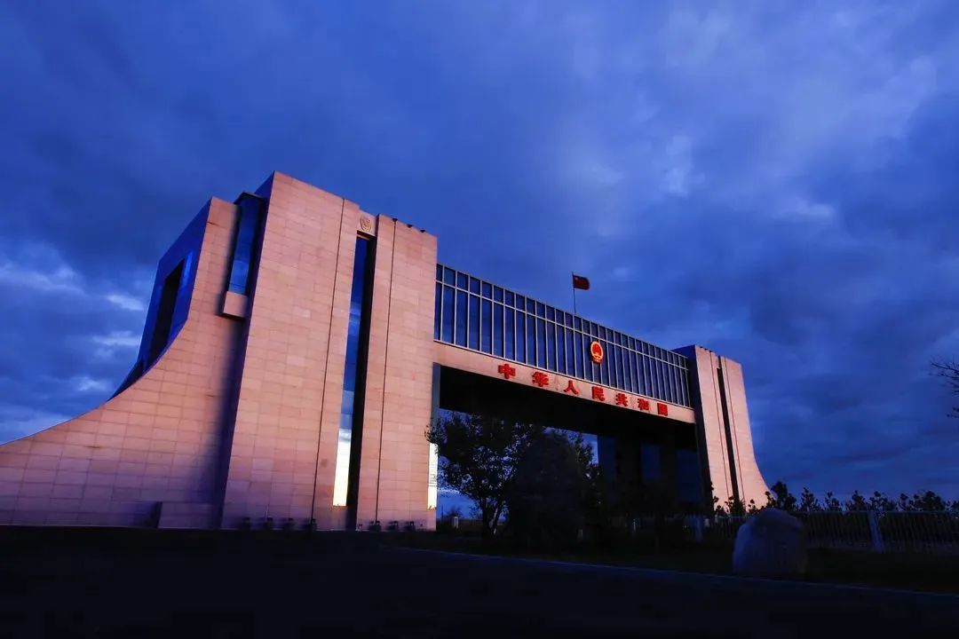 晨曦里的二连浩特口岸国门