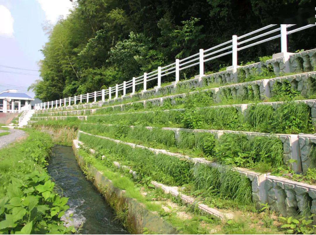 普通生态砌块 (1)在基础上绘制生态挡土墙砌块的外缘线或内缘线,每20m