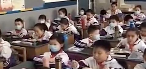 一半吃，一半戴口罩看！这段小学生错峰吃饭视频火了！阜阳情况如何？