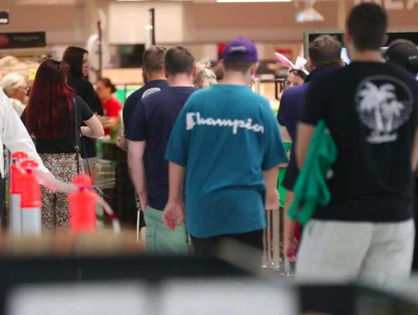 排长龙等待结账!超市购物成为“消遣活动”?