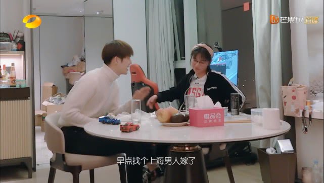 阚清子择偶标准只有1条，和董力拥抱牵手有点亲