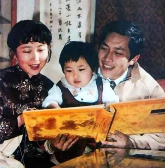 1990年除夕，唐国强前妻自杀，却被爆出轨小12岁