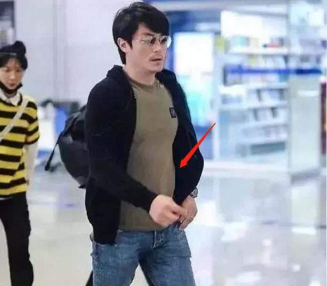 霍建华近照回到二十岁，打篮球帅气逼人身材健