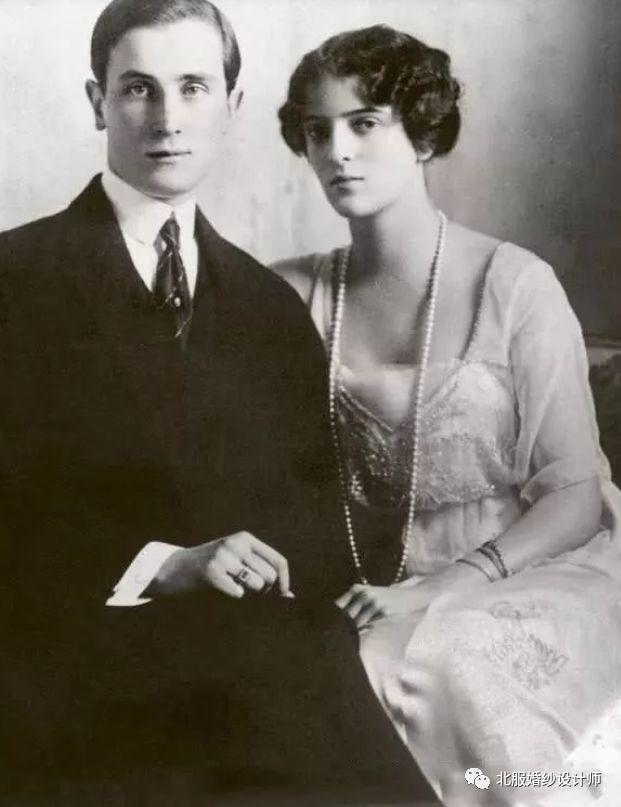伊琳娜公主婚纱绣有银色花纹的白色缎子和长长的拖尾.