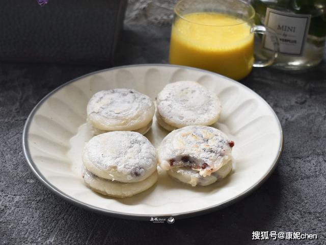 #油条#软糯不油腻,比馒头油条简单又营养,这早餐饼用水焖3分钟出锅