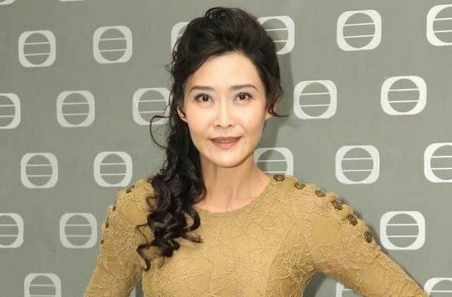 港媒曝叶玉卿同老公美国躲疫情，全家出动沿街