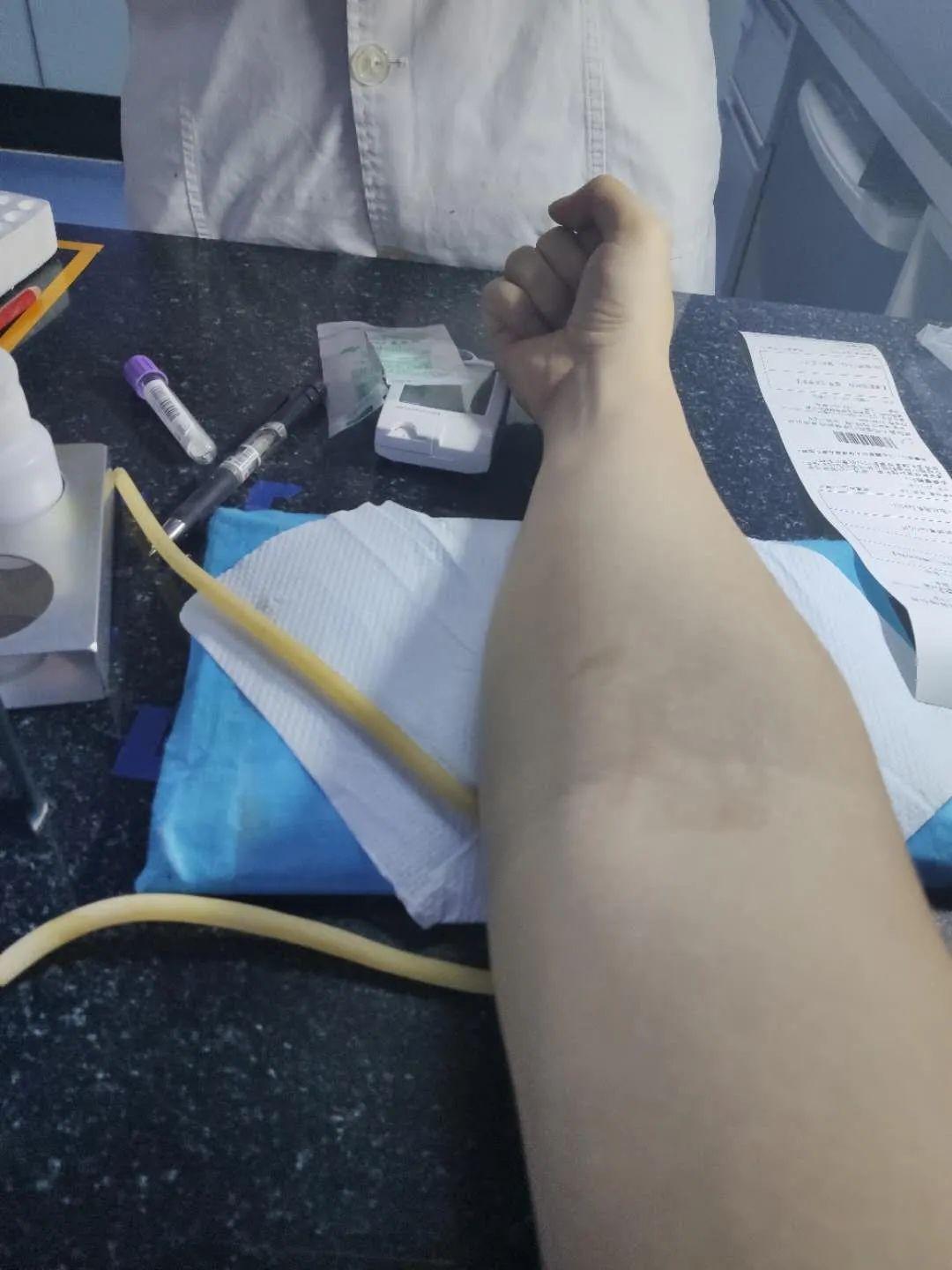 发烧38.5度真实照片,真人发烧体温计图片 昨天,宾阳弟发烧38.5度后经历的惊魂几小时!