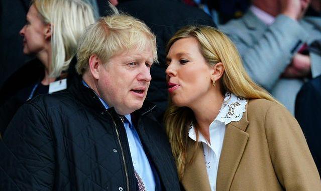 『凯莉』首相乐翻天英首相怀孕未婚妻太会哄他开心！送上腹中宝宝B超图