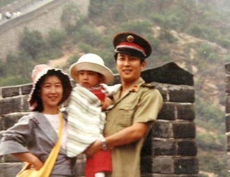 1990年除夕，唐国强前妻自杀，却被爆出轨小12岁