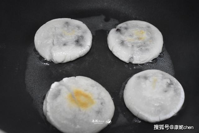 #油条#软糯不油腻,比馒头油条简单又营养,这早餐饼用水焖3分钟出锅