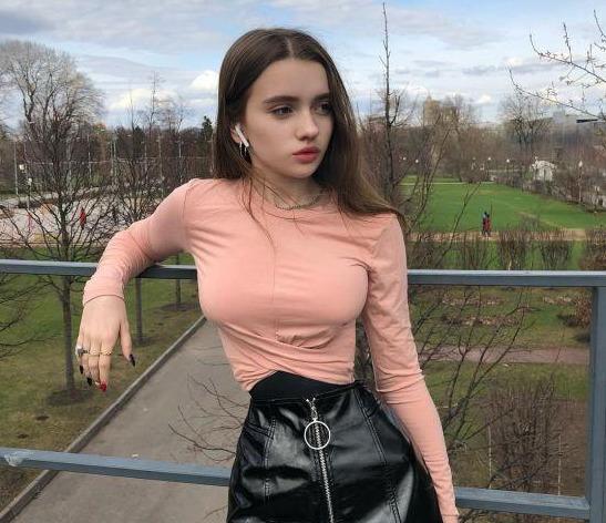 俄罗斯17 岁神颜妹子,身材火辣蚂蚁腰细到过分,好身材