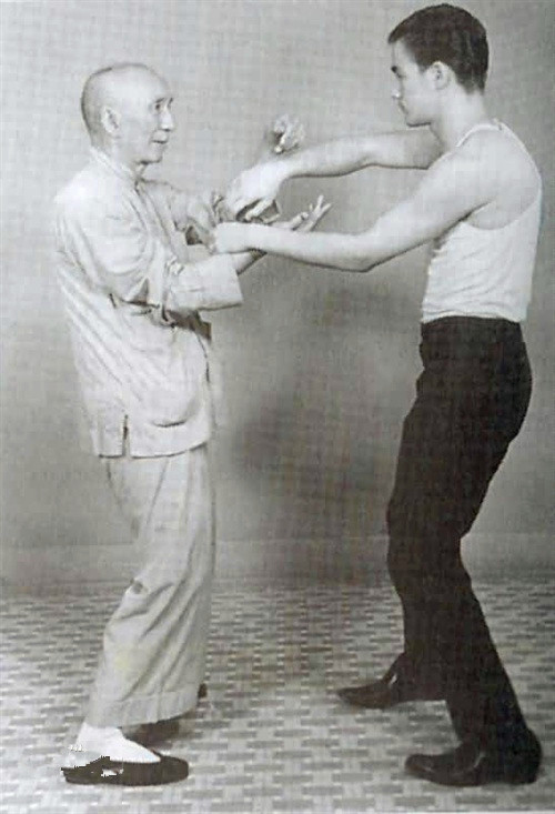 1954年,14岁的李小龙拜叶问为师,学习咏春拳,并在家中设一座木桩,每天