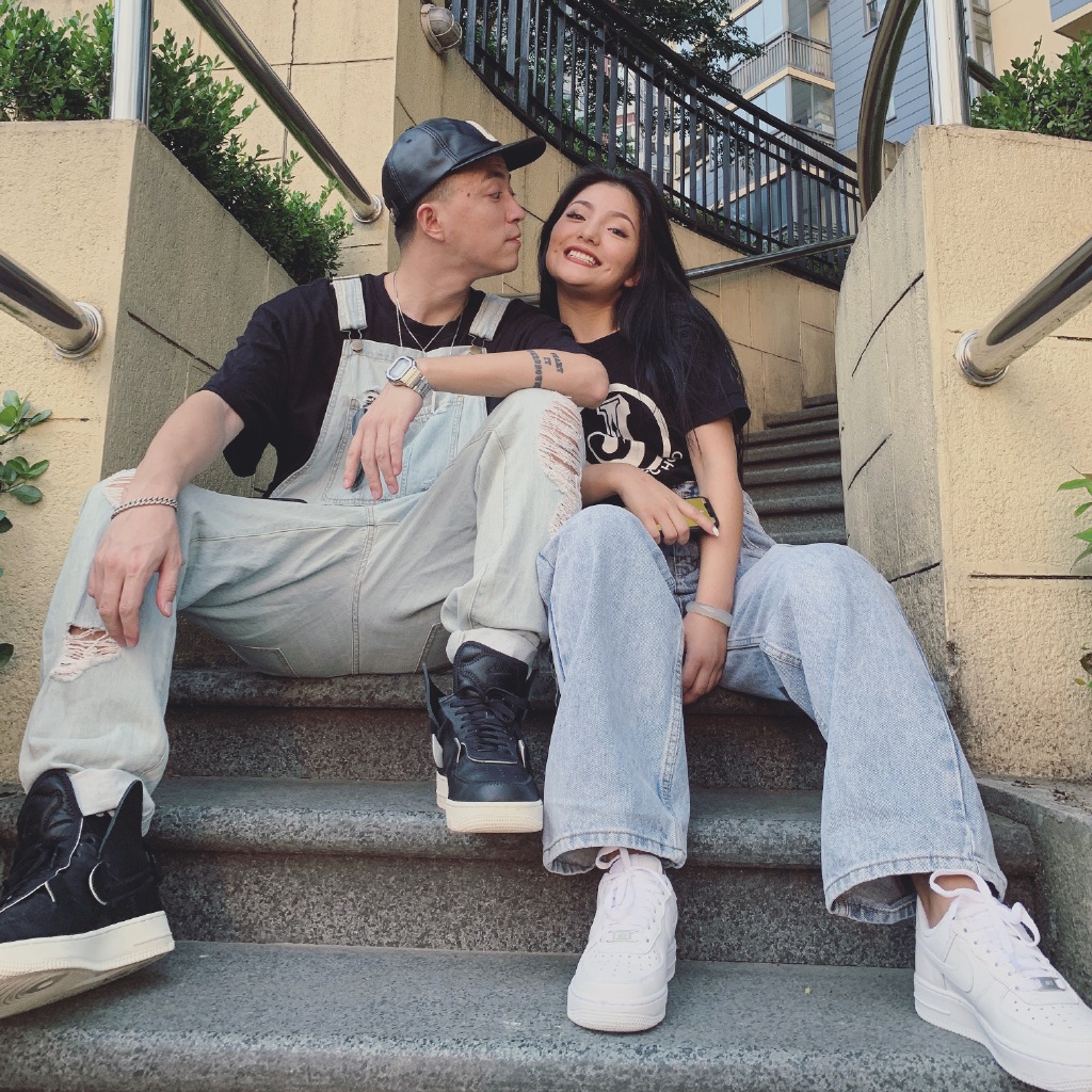 Jony J分享女儿萌照幽默十足，小豆芽表情丰富，