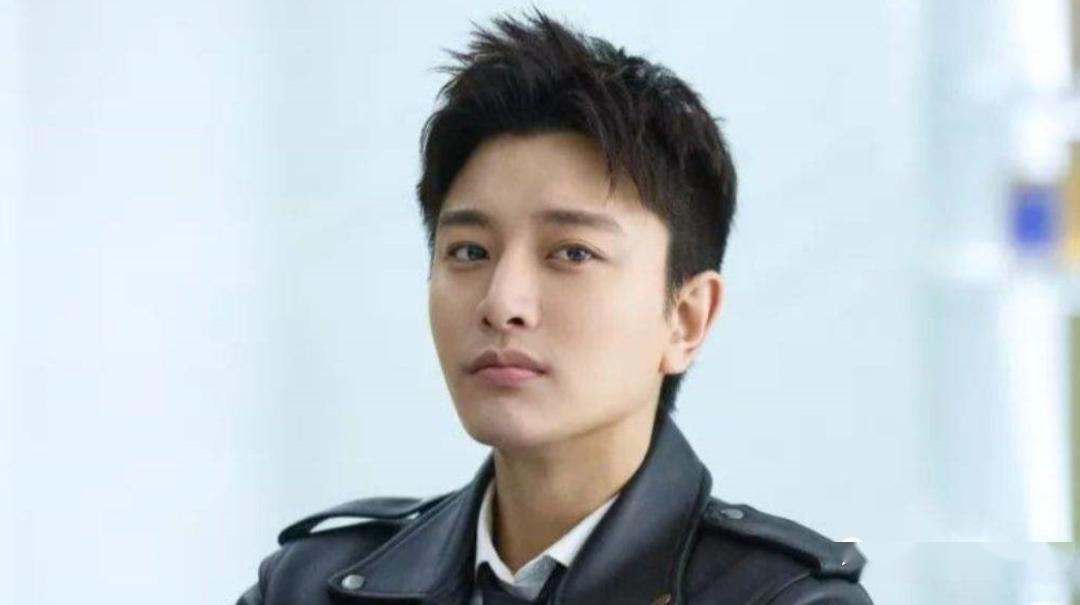 贾乃亮恋上20岁旧相识，仍关注李小璐，李小璐也