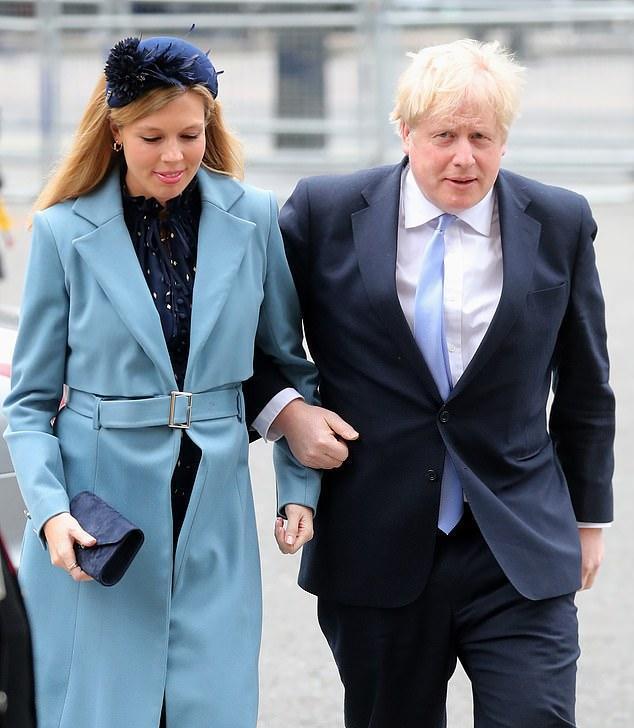 『凯莉』首相乐翻天英首相怀孕未婚妻太会哄他开心！送上腹中宝宝B超图