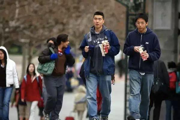 人人自危的时刻,这群中国留学生却感动了全世界