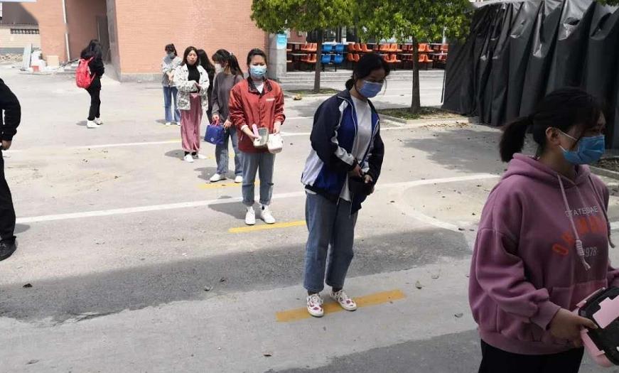 一半吃，一半戴口罩看！这段小学生错峰吃饭视频火了！阜阳情况如何？