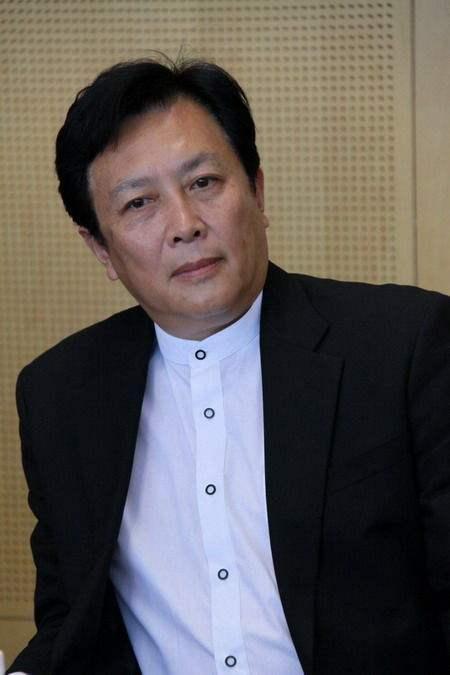 1990年除夕，唐国强前妻自杀，却被爆出轨小12岁