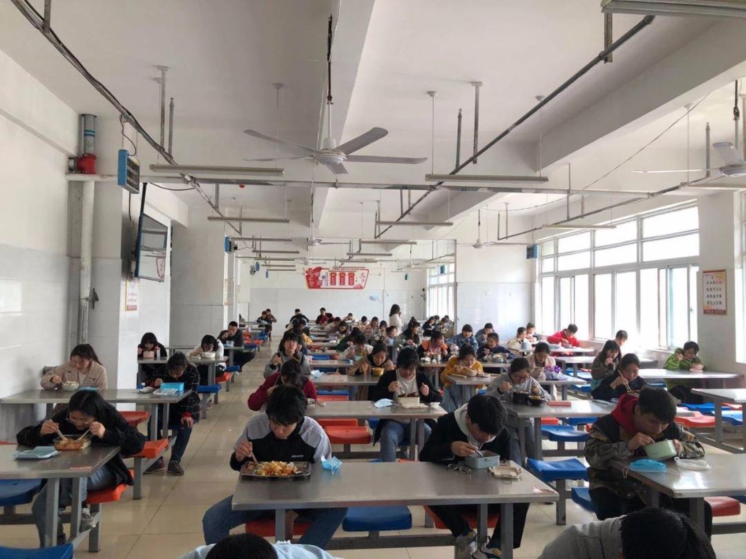 一半吃，一半戴口罩看！这段小学生错峰吃饭视频火了！阜阳情况如何？