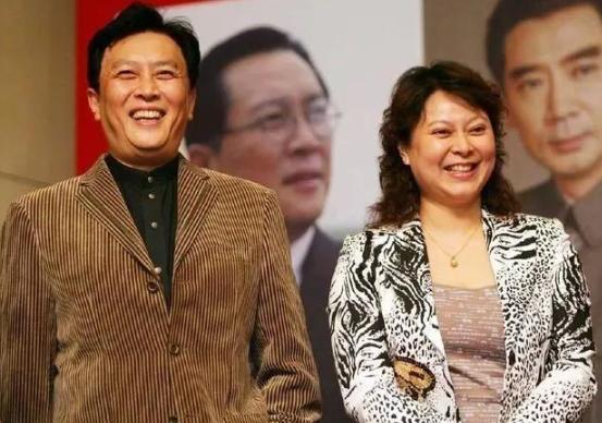 1990年除夕，唐国强前妻自杀，却被爆出轨小12岁