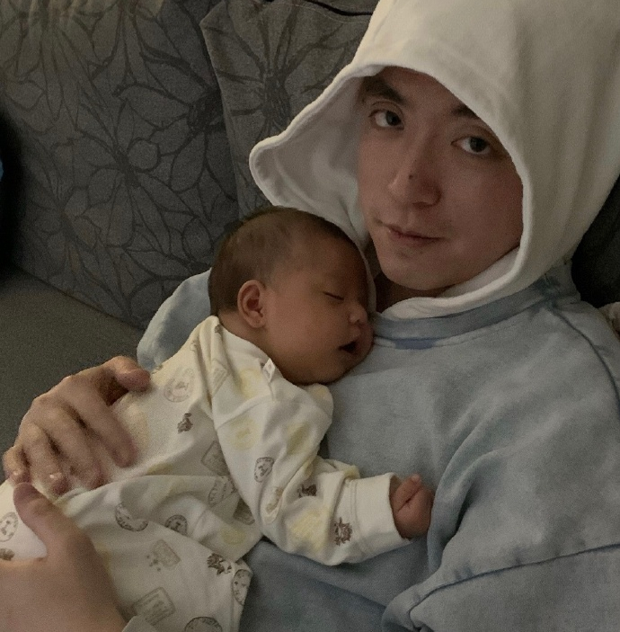 Jony J分享女儿萌照幽默十足，小豆芽表情丰富，