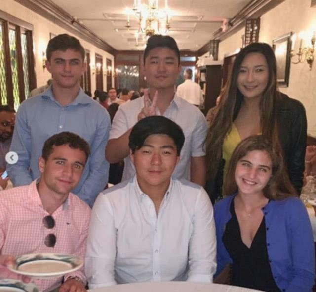 港媒曝叶玉卿同老公美国躲疫情，全家出动沿街