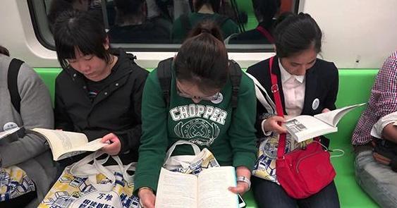 地铁上都在看书的学生，学习真的名列前茅吗？回答太现实了！
