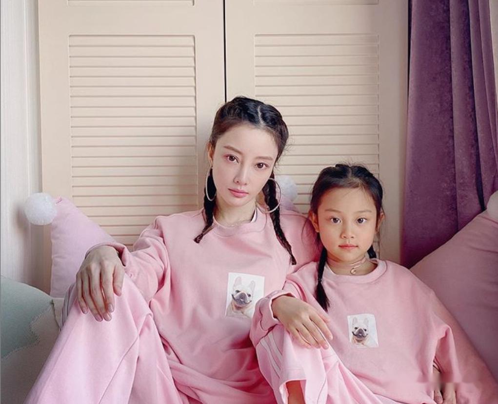 贾乃亮恋上20岁旧相识，仍关注李小璐，李小璐也