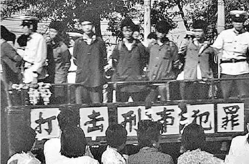 1983年中国首次严打唐山菜刀队50余人被枪决他们到底做了什么