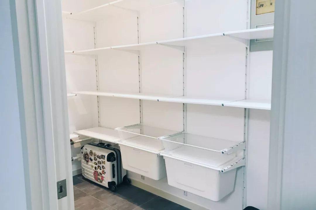 杂物间采用了  l型的艾格特 洞洞板 衣架的设置,起着非常重要的全屋