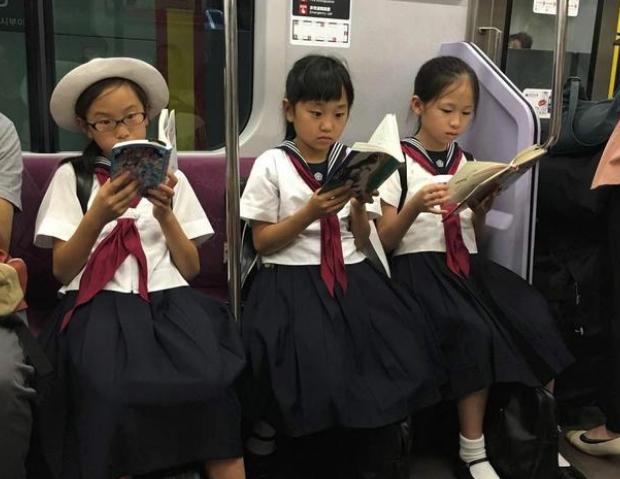 地铁上都在看书的学生，学习真的名列前茅吗？回答太现实了！