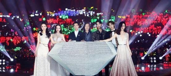 杨幂赵丽颖迪丽热巴首次同框,赵丽颖遮住一只眼睛仍艳