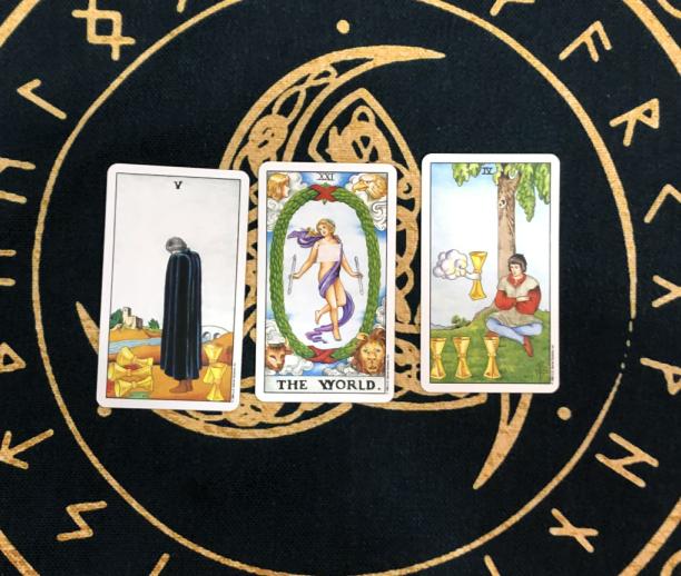 圣杯四我们今天要讲的是四月份巨蟹座的爱情运势,阅读老师的塔罗运势