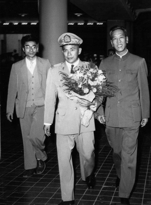 军籍：仍保留军籍，当副总理时又回到军队，统领全军，此人转业