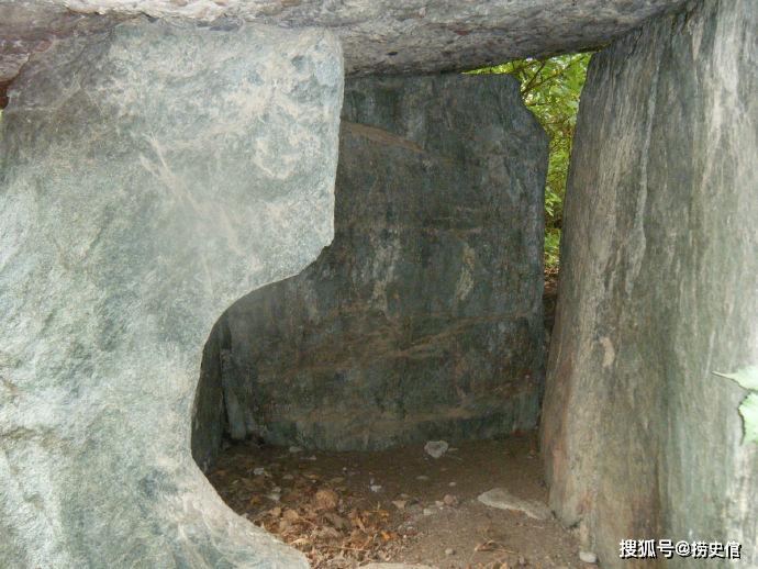 在石棚墓的附近发现有青铜时期遗址