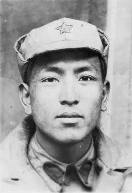 军籍：仍保留军籍，当副总理时又回到军队，统领全军，此人转业